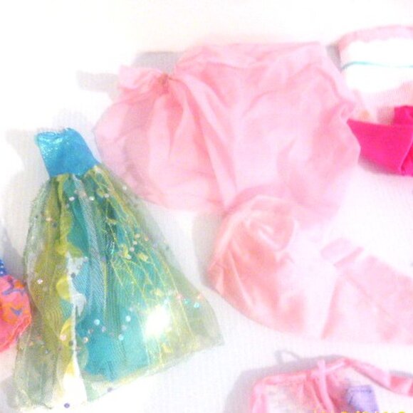 TYS1 - Lot of 6 BARBIES Barbie CLOTHS Barbie Collection Bratz Barbie Accessories - Picture 8 of 11